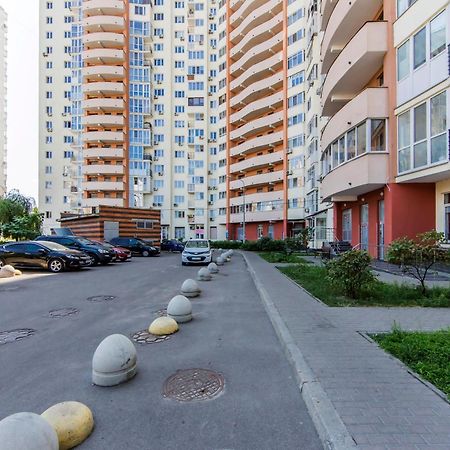 Large 2 Room Apartment With A Beautiful View 2 Min Metro Chernigivska Kijev Kültér fotó