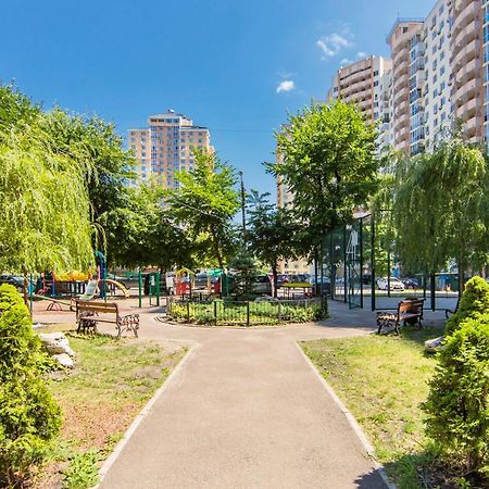 Large 2 Room Apartment With A Beautiful View 2 Min Metro Chernigivska Kijev Kültér fotó