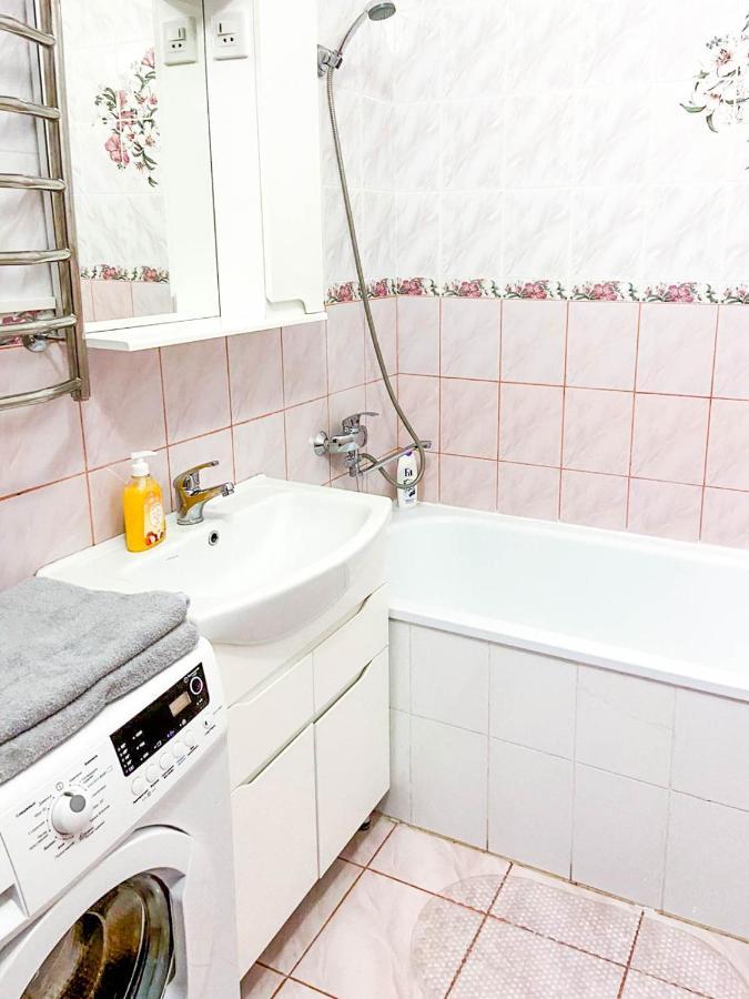 Large 2 Room Apartment With A Beautiful View 2 Min Metro Chernigivska Kijev Kültér fotó