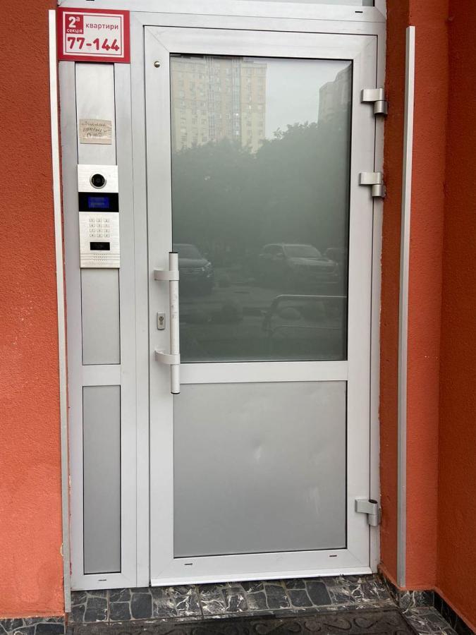 Large 2 Room Apartment With A Beautiful View 2 Min Metro Chernigivska Kijev Kültér fotó