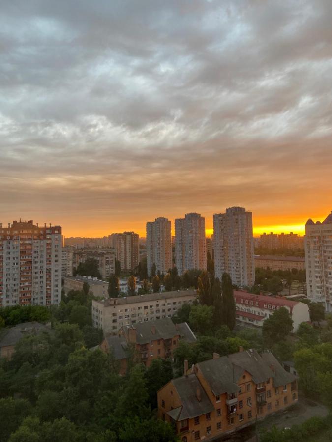 Large 2 Room Apartment With A Beautiful View 2 Min Metro Chernigivska Kijev Kültér fotó
