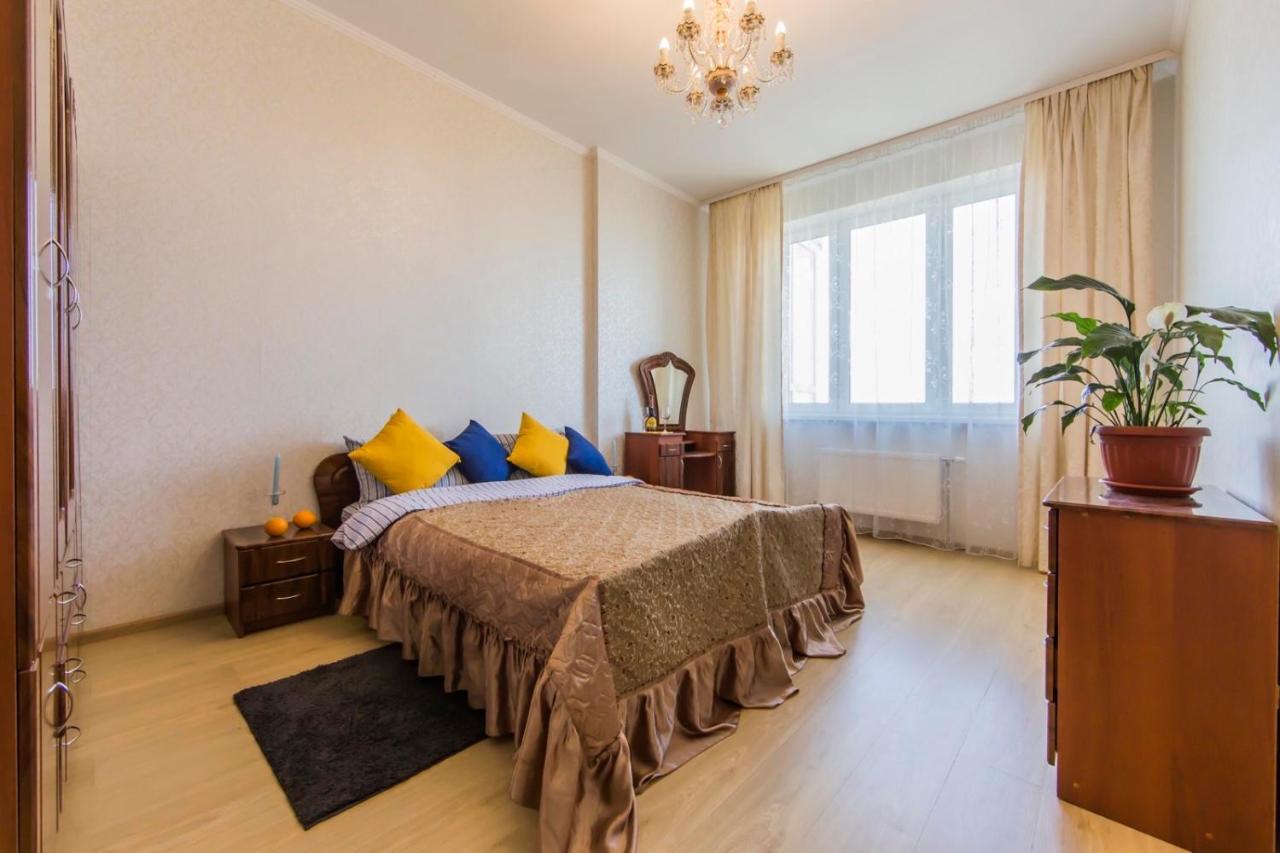 Large 2 Room Apartment With A Beautiful View 2 Min Metro Chernigivska Kijev Kültér fotó