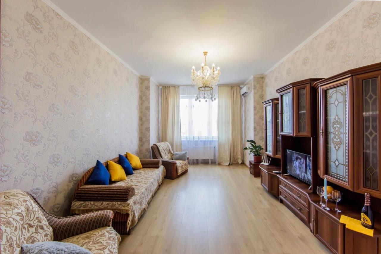 Large 2 Room Apartment With A Beautiful View 2 Min Metro Chernigivska Kijev Kültér fotó