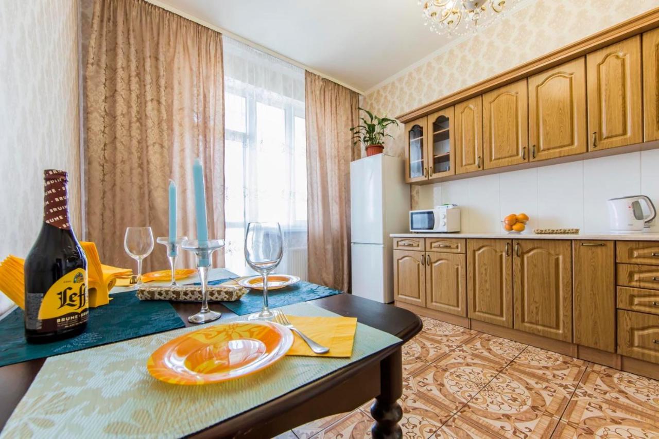 Large 2 Room Apartment With A Beautiful View 2 Min Metro Chernigivska Kijev Kültér fotó