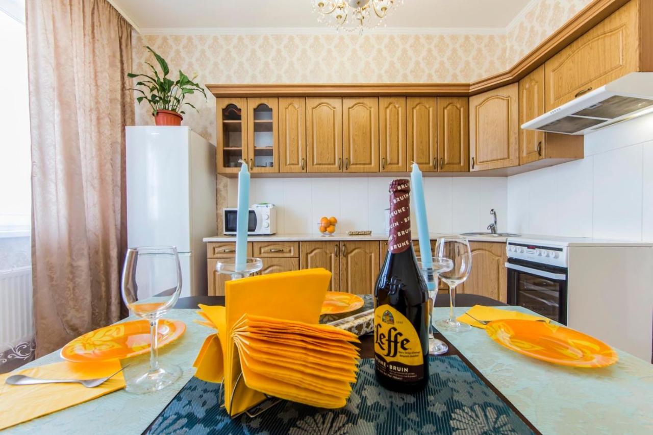 Large 2 Room Apartment With A Beautiful View 2 Min Metro Chernigivska Kijev Kültér fotó