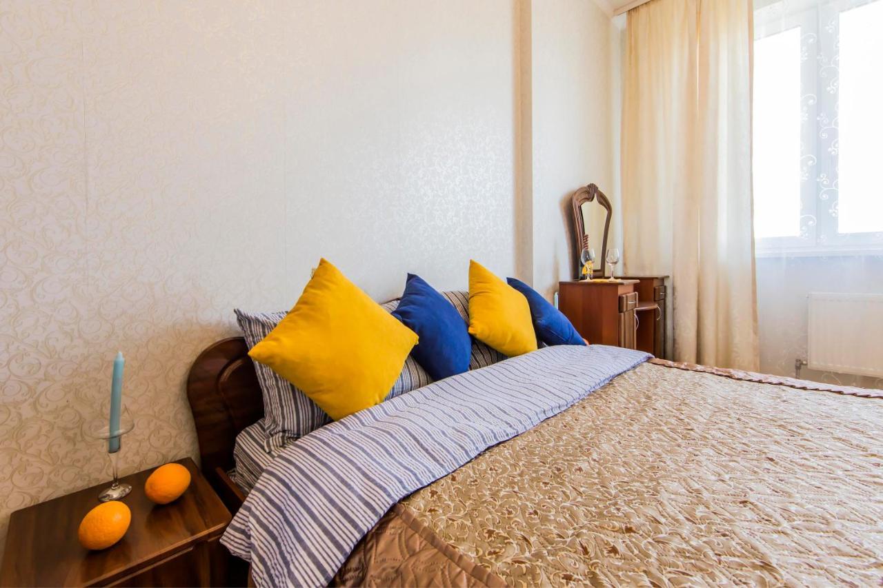 Large 2 Room Apartment With A Beautiful View 2 Min Metro Chernigivska Kijev Kültér fotó