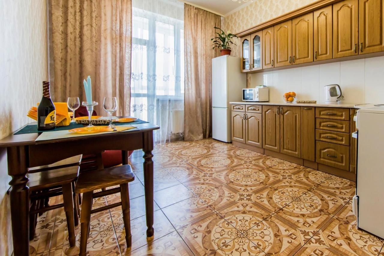 Large 2 Room Apartment With A Beautiful View 2 Min Metro Chernigivska Kijev Kültér fotó