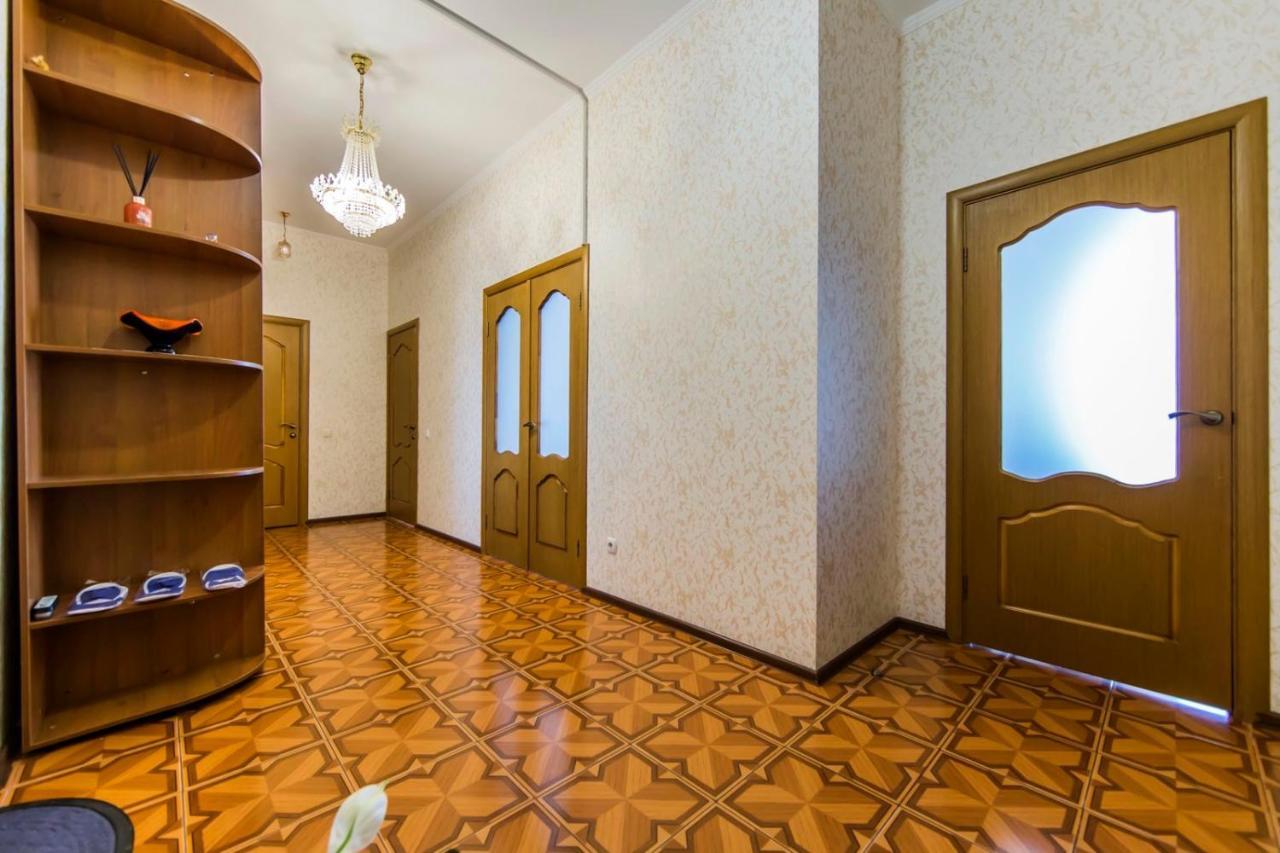 Large 2 Room Apartment With A Beautiful View 2 Min Metro Chernigivska Kijev Kültér fotó