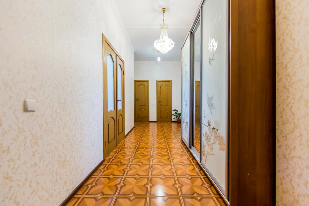 Large 2 Room Apartment With A Beautiful View 2 Min Metro Chernigivska Kijev Kültér fotó
