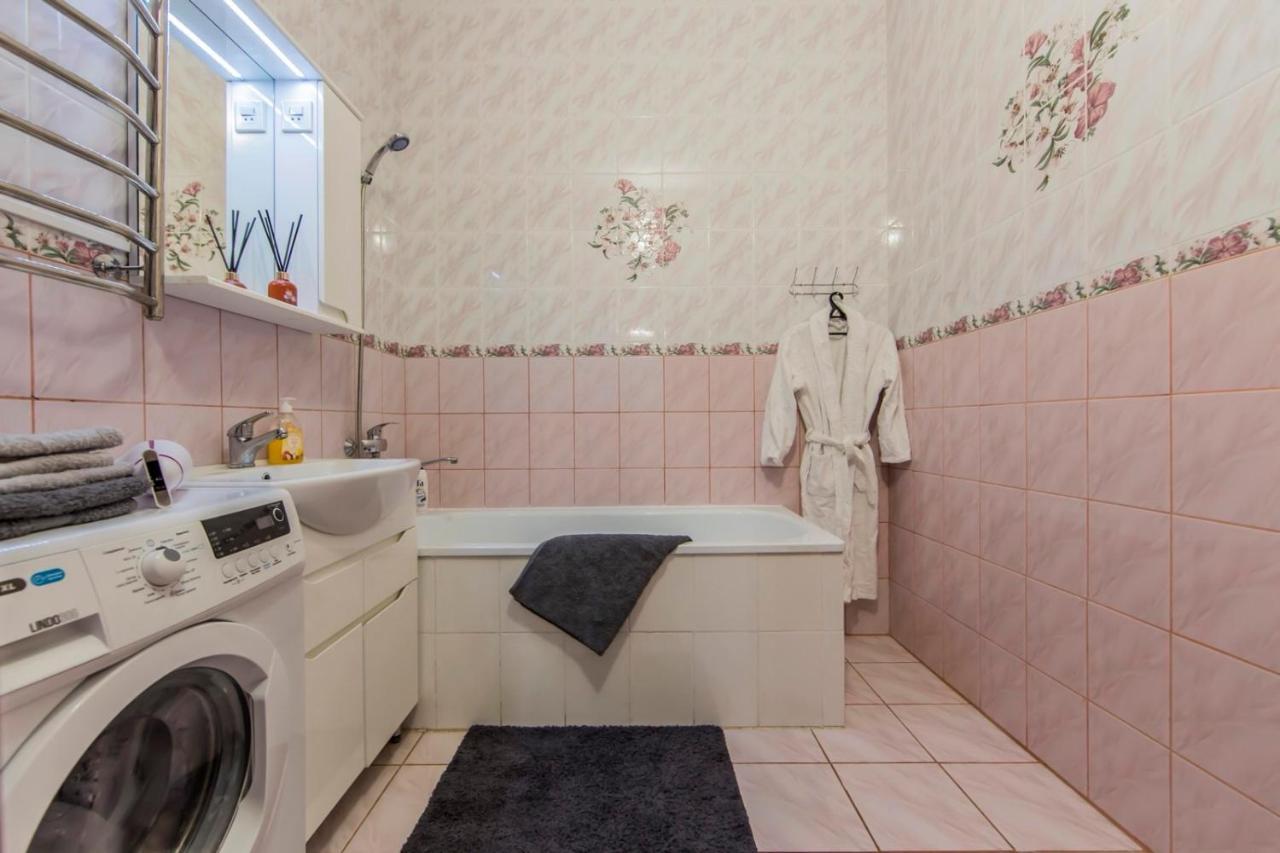 Large 2 Room Apartment With A Beautiful View 2 Min Metro Chernigivska Kijev Kültér fotó